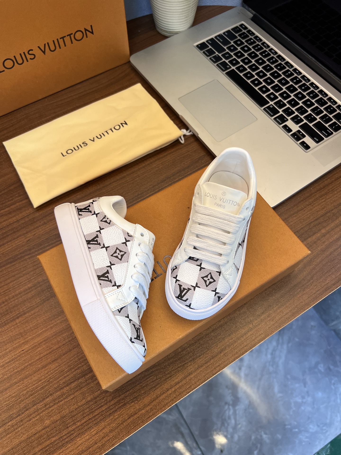 Children's shoes child